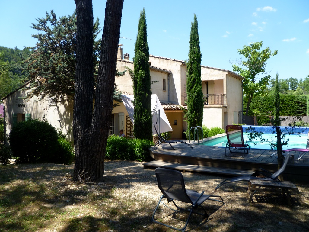 villa lumières, luberon, Goult, espace détente, jardin, piscine